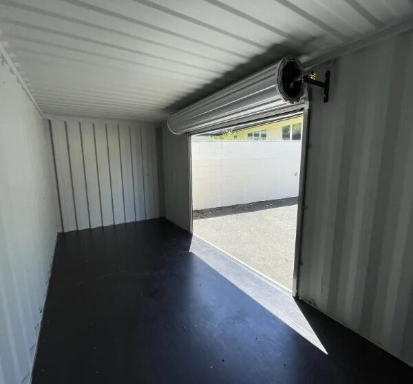 Container marittimo da 20 piedi, viaggio unico, con porta avvolgibile.